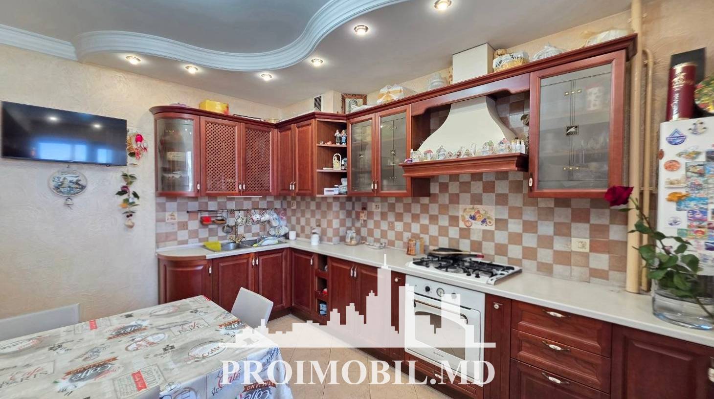 https://images.proimobil.md/DdHEjejqLRO0va0WZ3E0Z9rwiz6QM1ulAy0Zt-T49eM/watermark:0.75:so:0:30:0.39/resize:fill:1460:816:1/gravity:ce/bG9jYWw6Ly8vZXN0YXRlL2xyLzExN2E5M2M3LWI1MzItNDU5Yi1iMzQ5LTFhZGJiNjRhZWI3ZS5qcGVn
