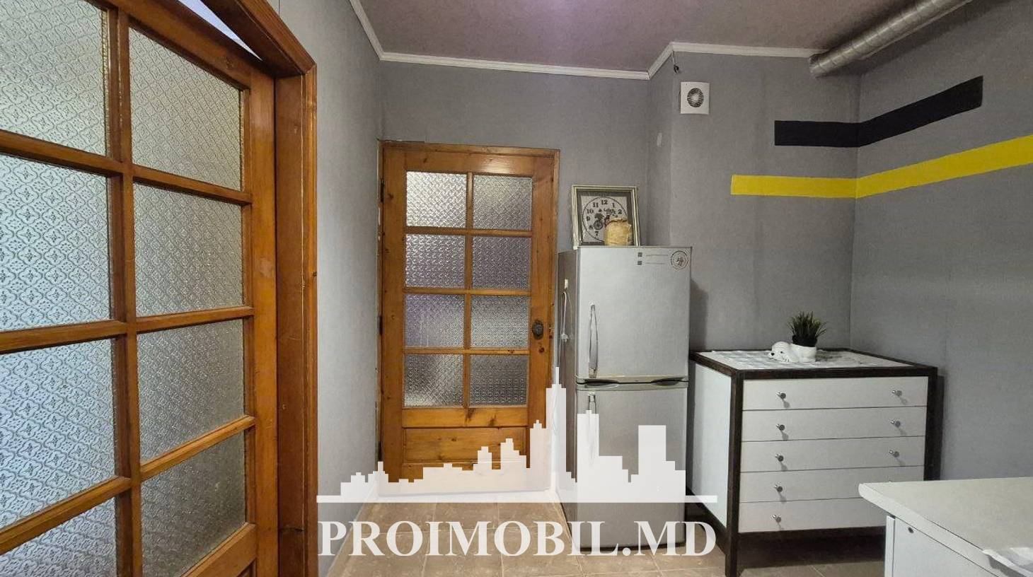 https://images.proimobil.md/Di8dyVqQb6XwQyirD7mNfzC-2Zq3nMAMMNpLIQ8b7SE/watermark:0.75:so:0:30:0.39/resize:fill:1460:816:1/gravity:ce/bG9jYWw6Ly8vZXN0YXRlL2xyLzM3NjFhYjYyLWNlYWQtNDI1NS05MDdmLTQ4ZGRmY2Q5ODU2Zi5qcGVn