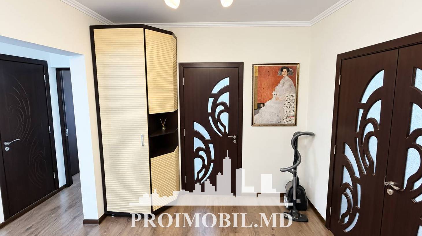 https://images.proimobil.md/DlxXmQQC7G6CS6v2xB496KtJwA62qb_rmcF4zyAp2iU/watermark:0.75:so:0:30:0.39/resize:fill:1460:816:1/gravity:ce/bG9jYWw6Ly8vZXN0YXRlL2xyLzU0YzYyYWJiLTNmYjUtNGQzNS1iY2VkLWI5MGJmNTZkMGI3ZC5qcGVn