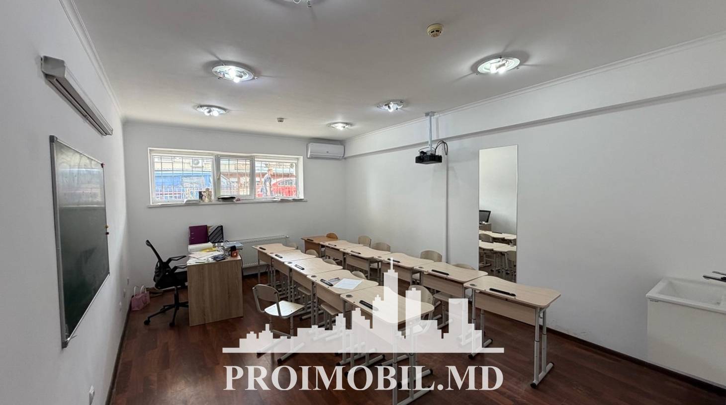 https://images.proimobil.md/DmuAEXeTnAcbix-vo_DxWFrrpZ4NHe1xNkwdXdN_x0g/watermark:0.75:so:0:30:0.39/resize:fill:1460:816:1/gravity:ce/bG9jYWw6Ly8vZXN0YXRlL2xyL2VjYjYzNmUwLTQyY2MtNDA1MS1hOGVmLWYzYzYzOTMzMTdkYy5qcGVn