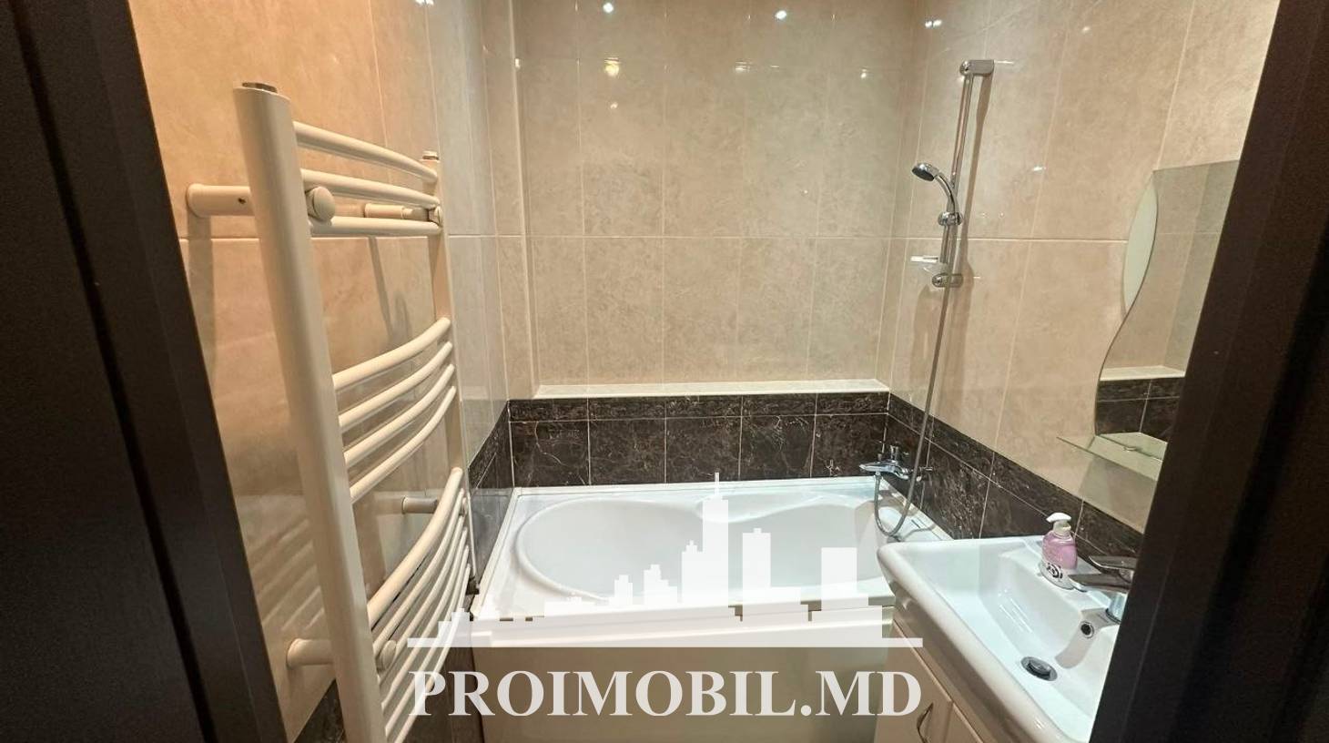 https://images.proimobil.md/DrDnGTN79BAH9-AYlh_vdvUSEHJumk5uVp-w-FnM9sk/watermark:0.75:so:0:30:0.39/resize:fill:1460:816:1/gravity:ce/bG9jYWw6Ly8vZXN0YXRlL2xyLzEwZThmMmJjLWQ2ZWQtNGZkMS1hMjc5LWM1NTA5MDVmZjEwYi5qcGVn