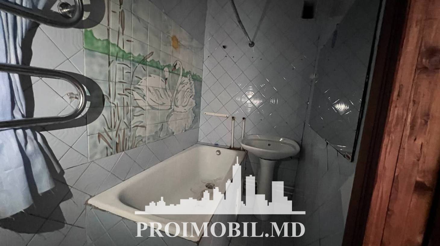https://images.proimobil.md/EBLAhF3bjD4q-3SpefKzm1jjKTNo0K_6HEb2ulGT33E/watermark:0.75:so:0:30:0.39/resize:fill:1460:816:1/gravity:ce/bG9jYWw6Ly8vZXN0YXRlL2xyL2VkZWNjMjc5LTJkYzctNDBkYi1iNjQ0LTgxOWM1MGFlMmM3NS5qcGVn