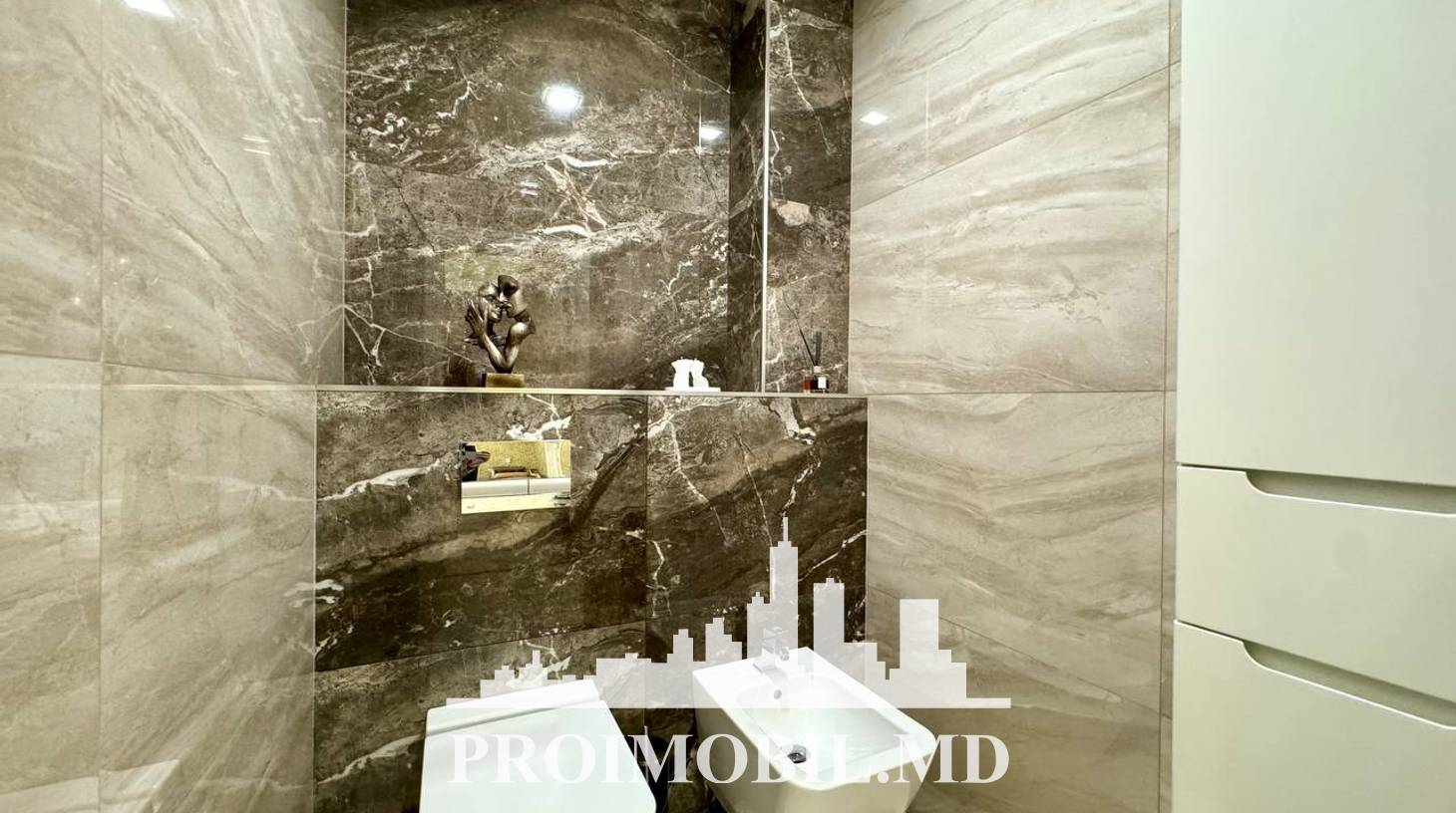 https://images.proimobil.md/ELCvYGukt3ZtyDr5q2PXdhda99KbtvZn8rI17KLbqYY/watermark:0.75:so:0:30:0.39/resize:fill:1460:816:1/gravity:ce/bG9jYWw6Ly8vZXN0YXRlL2xyL2IxZjYwYTNlLWIwYjEtNDIzOS05ZTQwLTA1MGZhM2FhZDUwYy5qcGVn