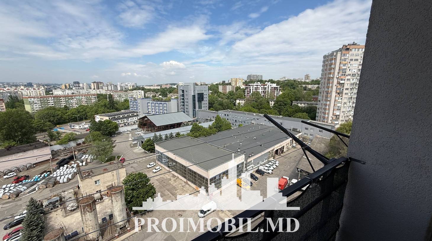 https://images.proimobil.md/EQXUN8GeK1Q59yWRZE53jf0JVLe_jogYU2znzm2ioig/watermark:0.75:so:0:30:0.39/resize:fill:1460:816:1/gravity:ce/bG9jYWw6Ly8vZXN0YXRlL2xyLzBkMzA1MTVkLWY2NjYtNGM2Yi04NGZmLWUxYjhjODllYTIyYy5qcGVn