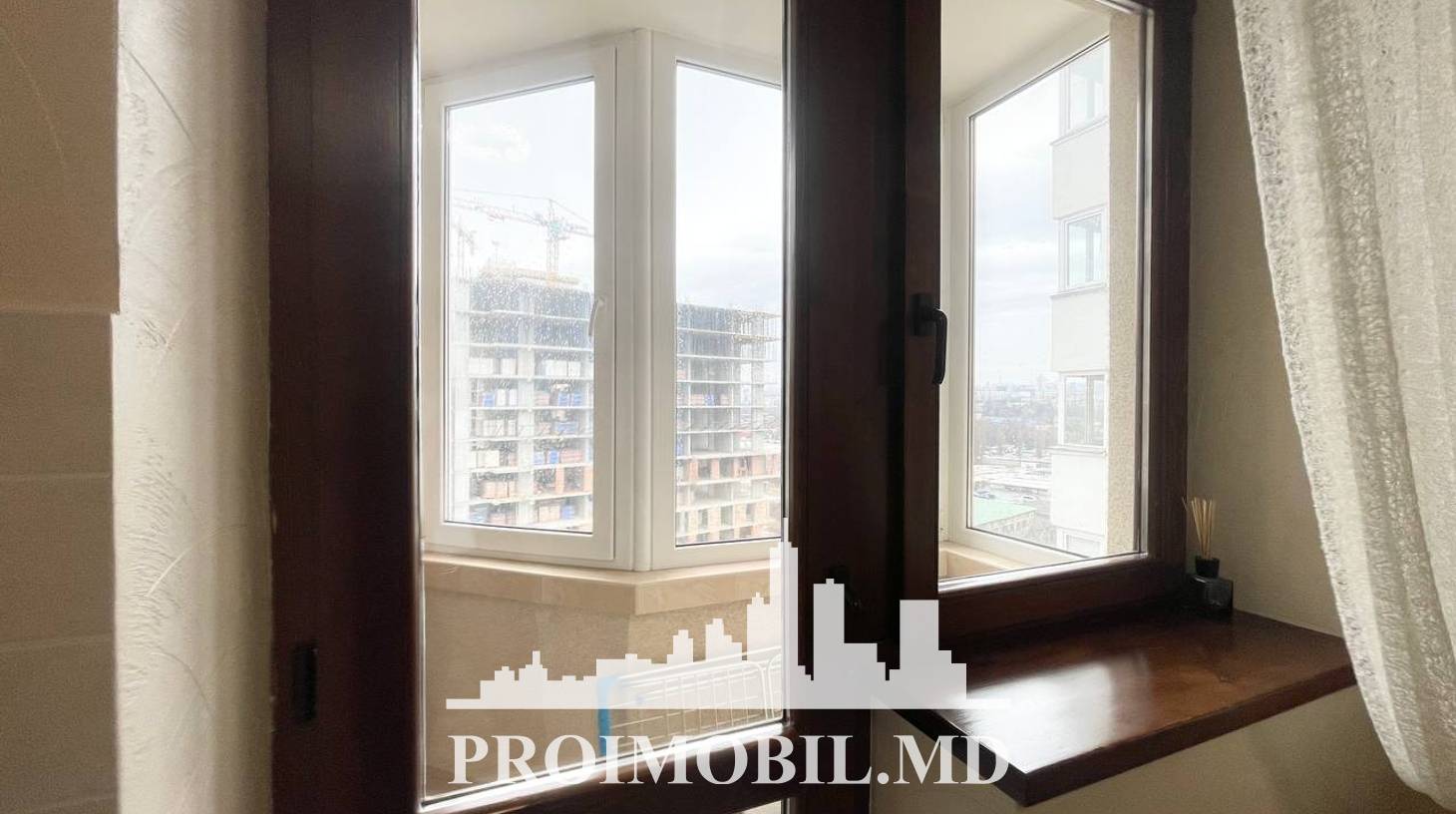 https://images.proimobil.md/EU2AaSN6CHurdSrdQb_KkED19uHbMzVqRWi3j4XzBA8/watermark:0.75:so:0:30:0.39/resize:fill:1460:816:1/gravity:ce/bG9jYWw6Ly8vZXN0YXRlL2xyLzc3N2M2YTNmLWMxZTYtNDcxNi1iZDc2LTI2YzU1MGIxODNmNC5qcGVn
