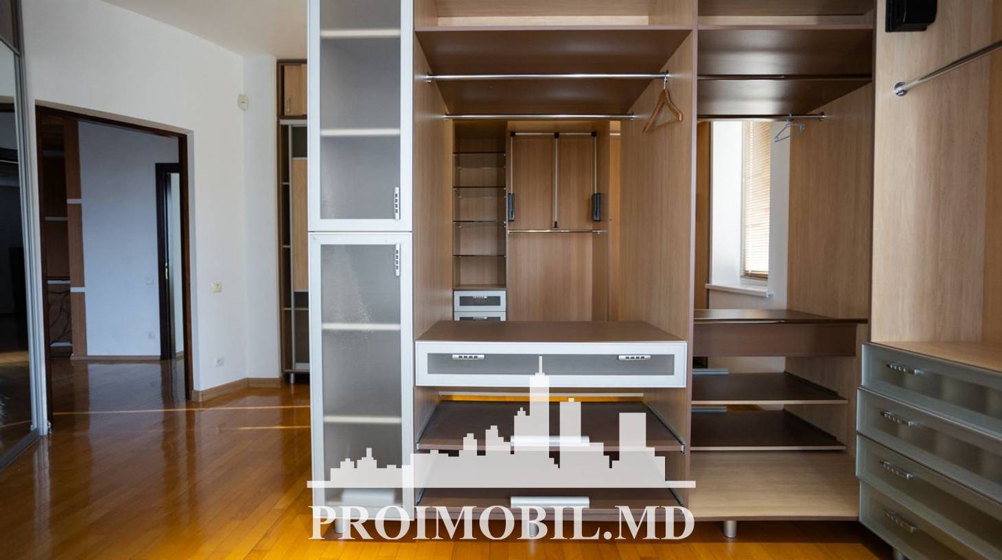 https://images.proimobil.md/Ee-Xx0eUtcuDpK-z1RVyN6zcjGy9uezJxSaGGQV81gE/watermark:0.75:so:0:30:0.39/resize:fill:1460:816:1/gravity:ce/bG9jYWw6Ly8vZXN0YXRlL2xyLzMxMTIzY2U3LWIwMGItNDcwMS1iZGU3LTUwMmZjNGQyYzkxMy5qcGVn
