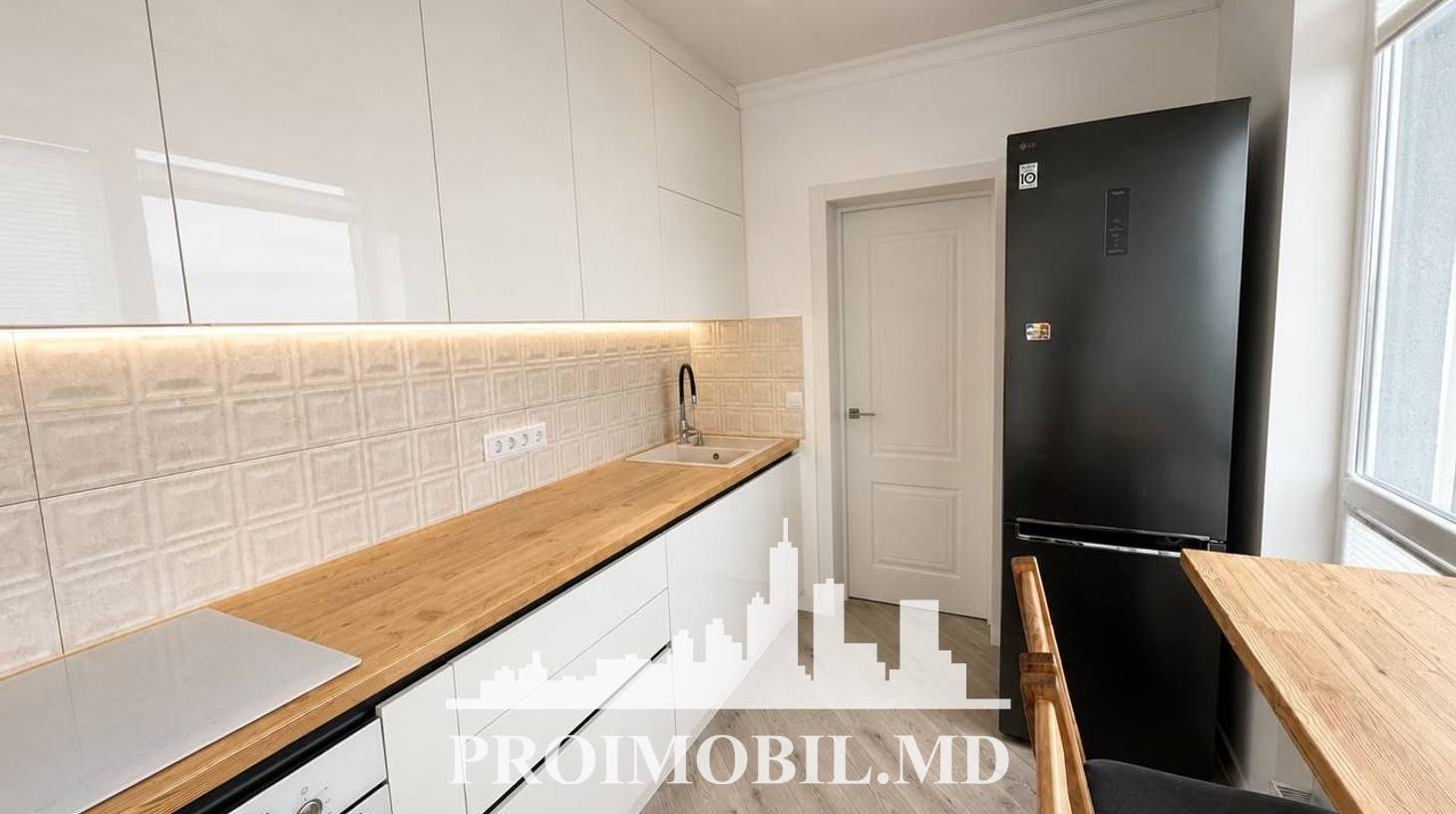 https://images.proimobil.md/Ei207pruPAzM6jVlo3mh9TJ-7X6tlKop6XhmEJM2OZs/watermark:0.75:so:0:30:0.39/resize:fill:1460:816:1/gravity:ce/bG9jYWw6Ly8vZXN0YXRlL2xyLzI5MDYyODIzLTk1NzYtNDJhNi05NjdkLWMxODZiNGFmODc3MC5qcGVn