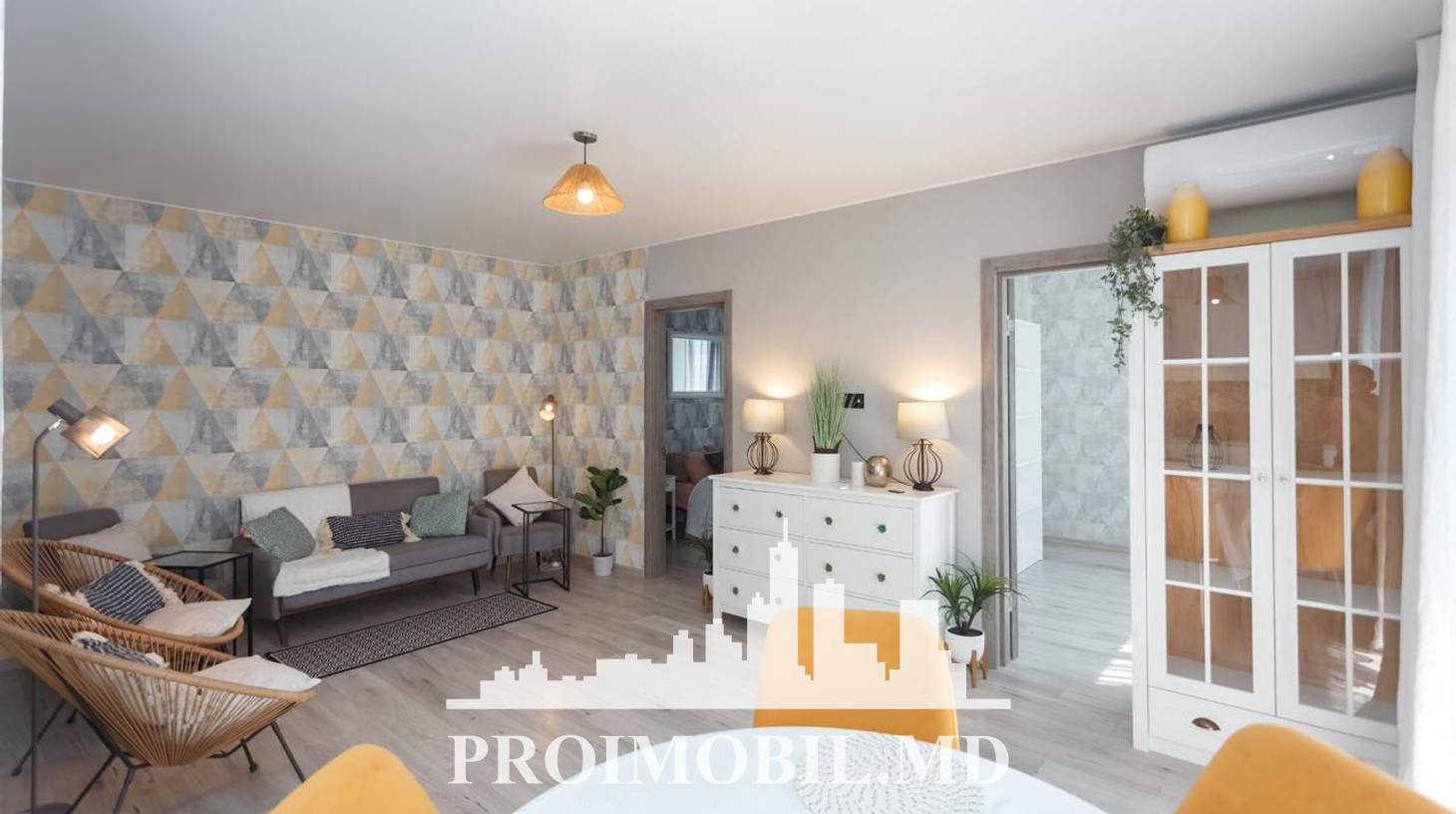 https://images.proimobil.md/EnZZWq4aXoWpRLqRflOx-NpbXmX0Er_BFzlcG3fB3_M/watermark:0.75:so:0:30:0.39/resize:fill:1460:816:1/gravity:ce/bG9jYWw6Ly8vZXN0YXRlL2xyLzYzNmVhZDliLTllNGItNDBjOC04Y2U5LWIwZjczMTU4YzZiYi5qcGVn