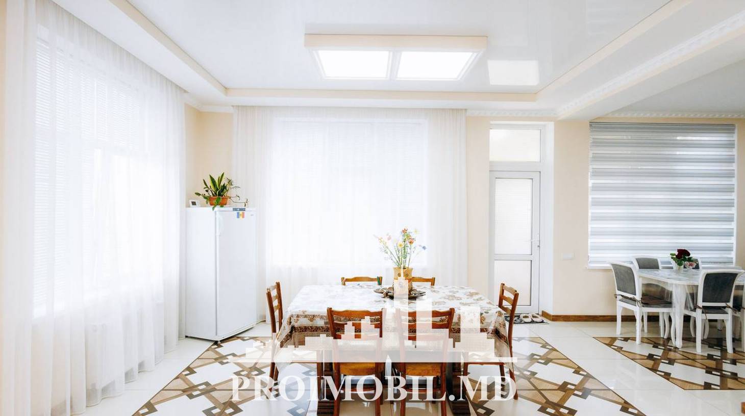 https://images.proimobil.md/EtrLt6jxTPks9hS-8VRX51F8Pskab-P4QmSkapN6EuI/watermark:0.75:so:0:30:0.39/resize:fill:1460:816:1/gravity:ce/bG9jYWw6Ly8vZXN0YXRlL2xyLzAwZDEwZWNhLWVhZDYtNGRlZS04ZWVlLTUxMDBjN2RiNTQ4YS5qcGVn
