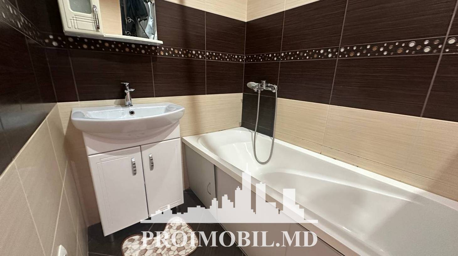 https://images.proimobil.md/EzuFIVxWyXIj4AuoYTx5MrLfuXH0xn_M7mhMqqWgO_s/watermark:0.75:so:0:30:0.39/resize:fill:1460:816:1/gravity:ce/bG9jYWw6Ly8vZXN0YXRlL2xyLzZhMzYzOTRlLTNkZDEtNGE4NS04YTcxLWE3NDkwNTRhYzkwZi5qcGVn