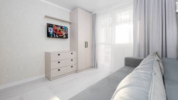 https://images.proimobil.md/F0UWi1Zg-Qj8vG4hmB0Hgk9xw1GUSi7GpK8AKEbQEXA/resize:fill:350:198:1/gravity:ce/bG9jYWw6Ly8vZXN0YXRlL2xyL2U3ZjE4NDNlLWQ1ZGMtNDQ3Ny1iZDgzLTBmMTk2ZWI1MjdlYy5qcGVn
