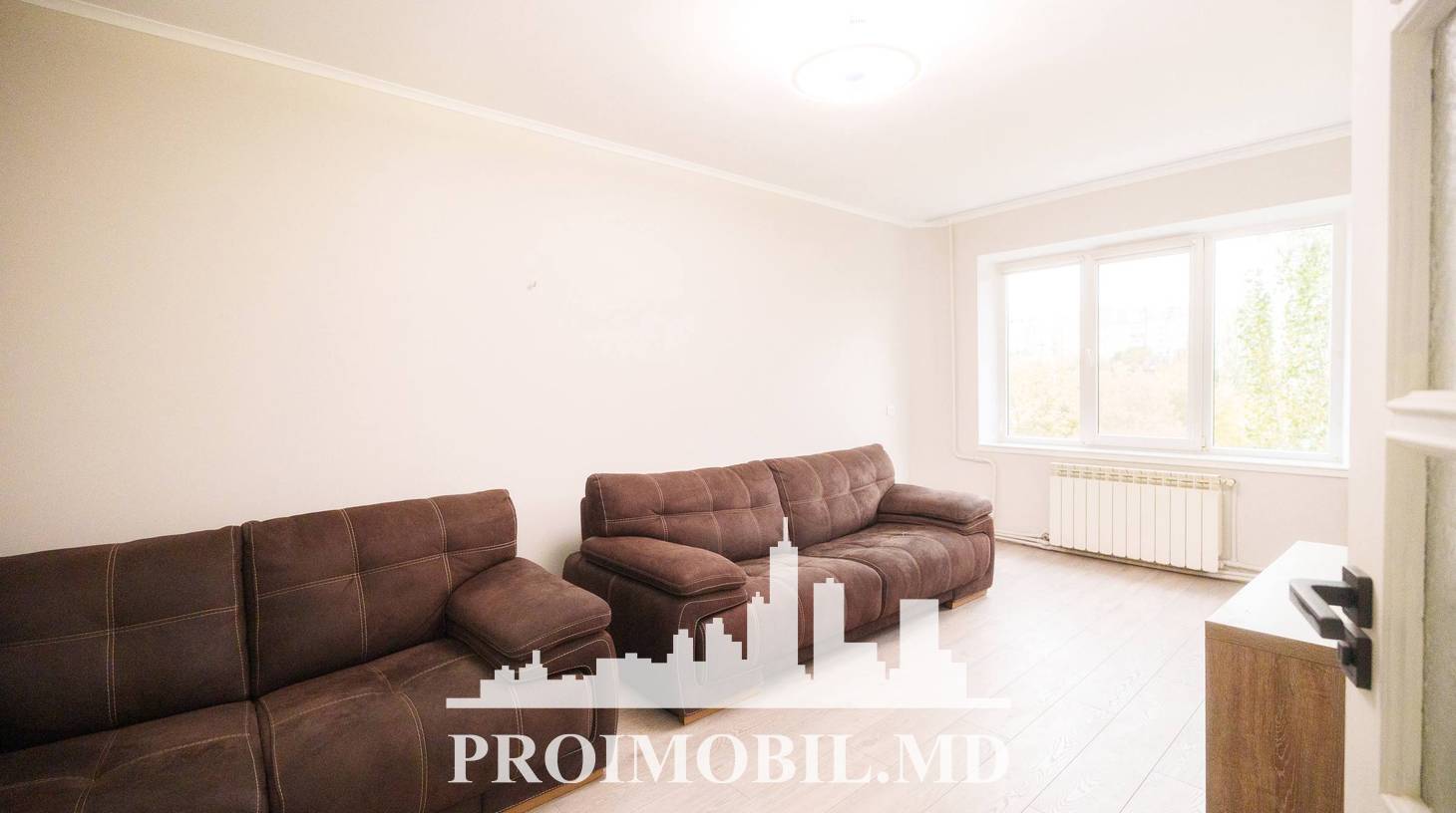 https://images.proimobil.md/F2iZ4XIiXXojS72fB_iWVFa0Nvl6b_iAzO_hhyhNlQk/watermark:0.75:so:0:30:0.39/resize:fill:1460:816:1/gravity:ce/bG9jYWw6Ly8vZXN0YXRlL2xyL2Q0ZDhjMWI3LWMzY2EtNDI0ZC04NGRjLTRhMGQ2MDVkZTZkNi5qcGVn
