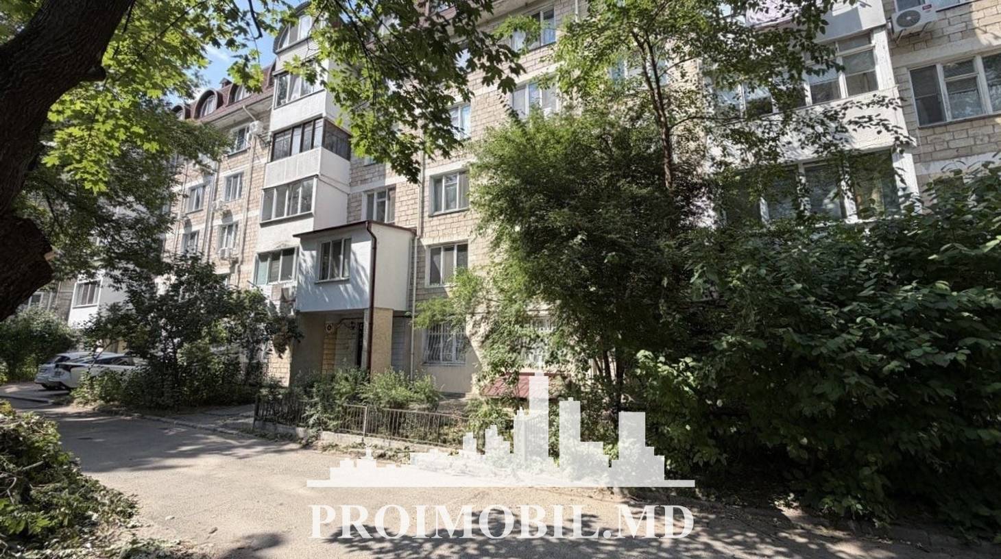 https://images.proimobil.md/F2nbLTfDQJSLU23jph28us98PY5zka2-5vEs-1Q6PV8/watermark:0.75:so:0:30:0.39/resize:fill:1460:816:1/gravity:ce/bG9jYWw6Ly8vZXN0YXRlL2xyL2I3YWM4NWJmLTYxYWYtNGFhYy04ZTdhLTIwY2NhOWJlMmFlNi5qcGVn