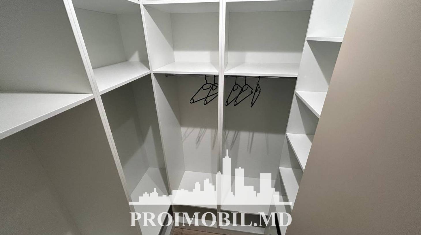 https://images.proimobil.md/F81FnR6Saihx31NCN8hzY-bXfHS0J6MInyhIXmAKIgs/watermark:0.75:so:0:30:0.39/resize:fill:1460:816:1/gravity:ce/bG9jYWw6Ly8vZXN0YXRlL2xyLzhiYzJkNjNhLWI0MTQtNGU2Zi04YWQ4LWFiNGM0ZmM2N2VmYS5qcGVn