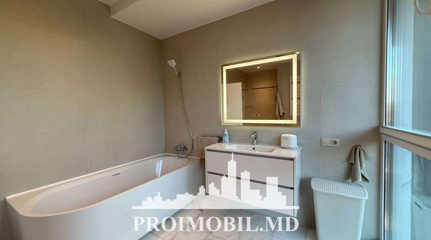 https://images.proimobil.md/FB31H2BmXNXXBuOH2ISGuSucFZWGyoJQs7LiWR7Z7bo/watermark:0.75:so:0:30:0.39/resize:fill:1460:816:1/gravity:ce/bG9jYWw6Ly8vZXN0YXRlL2xyLzcyMmQzZDk4LThhZTEtNDg1OC1iNjdjLTlkNzE3MDFmMGFkOS5qcGVn