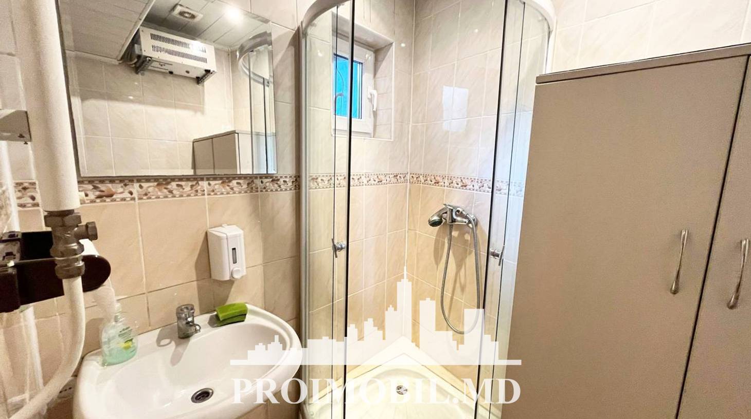 https://images.proimobil.md/FI2dgeh9dLXO-lZYVT3ZFBy0cR1Z4xAc6JjRZrjpUhU/watermark:0.75:so:0:30:0.39/resize:fill:1460:816:1/gravity:ce/bG9jYWw6Ly8vZXN0YXRlL2xyLzEzNWQyMTAwLTJmYTQtNDdlZS05MzFkLTg1NGMxMGE5NTM0My5qcGVn