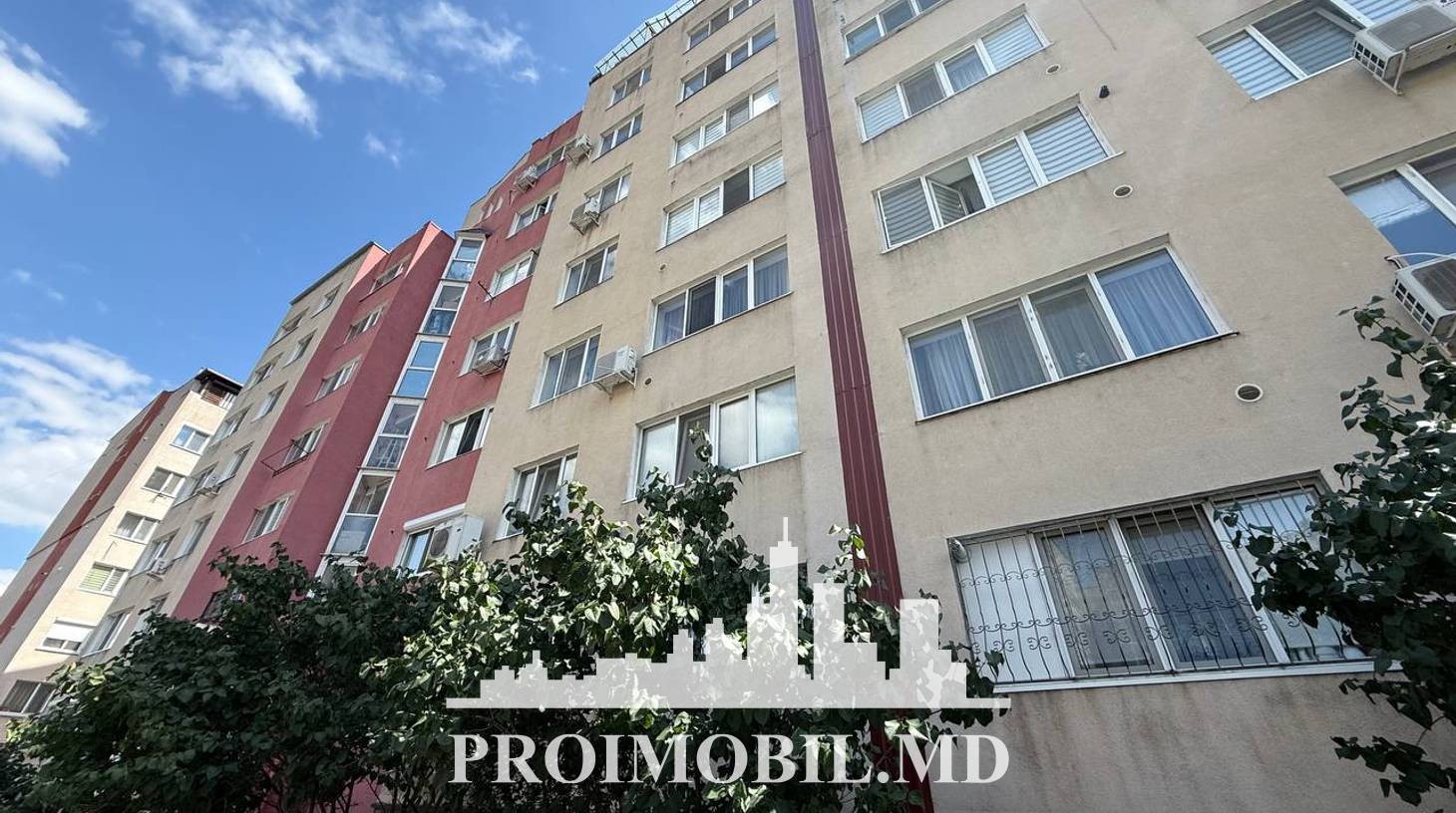 https://images.proimobil.md/FU_mHeNyRCOiAsAq51RRzvORWfjz_o3IKcoi3aJc3T8/watermark:0.75:so:0:30:0.39/resize:fill:1460:816:1/gravity:ce/bG9jYWw6Ly8vZXN0YXRlL2xyL2Q1YjIwOWVlLWZjMmYtNDc4Zi05ZDA1LTM3YjA3MjQ3YjliNS5qcGVn