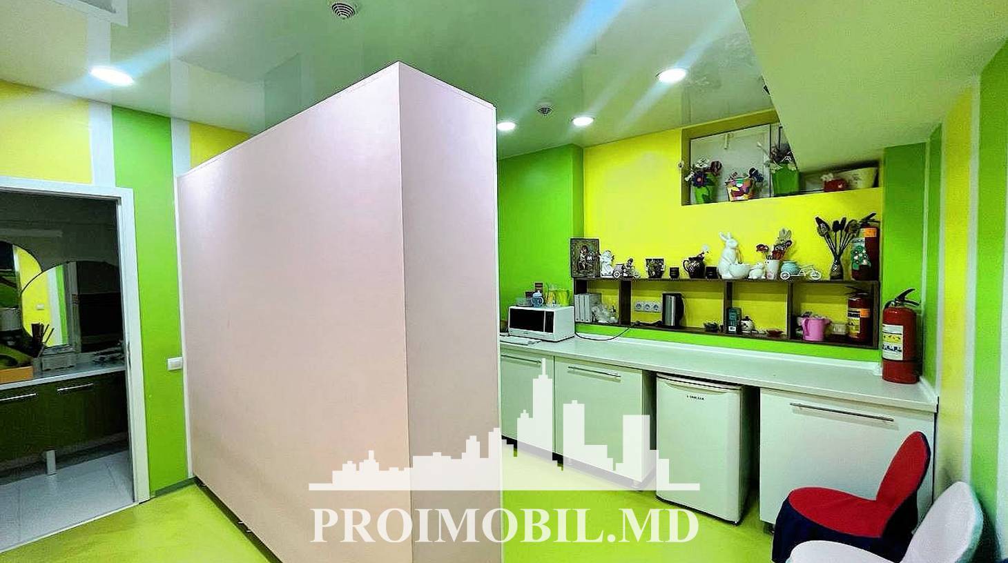 https://images.proimobil.md/FXjhLdlw0qaSVhYHDA4Wcw7zfvNEW5A8kdxndGNP8fk/watermark:0.75:so:0:30:0.39/resize:fill:1460:816:1/gravity:ce/bG9jYWw6Ly8vZXN0YXRlL2xyL2NmNDI0NjQ4LWUyMmUtNGZhNi1iMGEyLTM1ZDZmOTRiODFiMy5qcGVn
