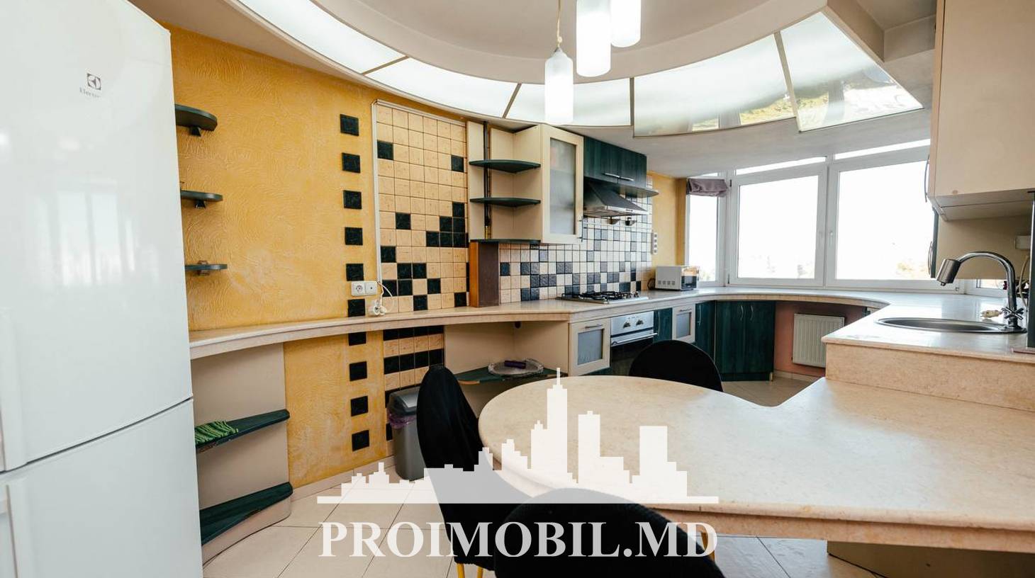 https://images.proimobil.md/FaOT00LQqTDGqCaAOZCalXvQTVYHQqqMTj30KME392A/watermark:0.75:so:0:30:0.39/resize:fill:1460:816:1/gravity:ce/bG9jYWw6Ly8vZXN0YXRlL2xyLzYzMjEwOWYxLTMzNTYtNDNkYi05MmVhLWI5MzFjODFhNjY2YS5qcGVn