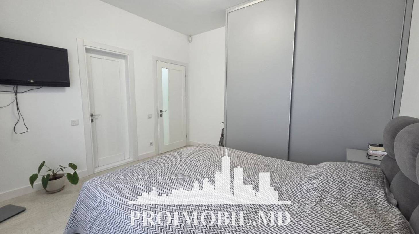 https://images.proimobil.md/FniM8Kf2cGxHXmdxkePB7HW3DMwXcvKQ1MqagfhGZZ8/watermark:0.75:so:0:30:0.39/resize:fill:1460:816:1/gravity:ce/bG9jYWw6Ly8vZXN0YXRlL2xyL2UwNTIxMWYxLTMyN2UtNDE1NS1hMTkzLTk5MzkzZTQyZmY3OS5qcGVn