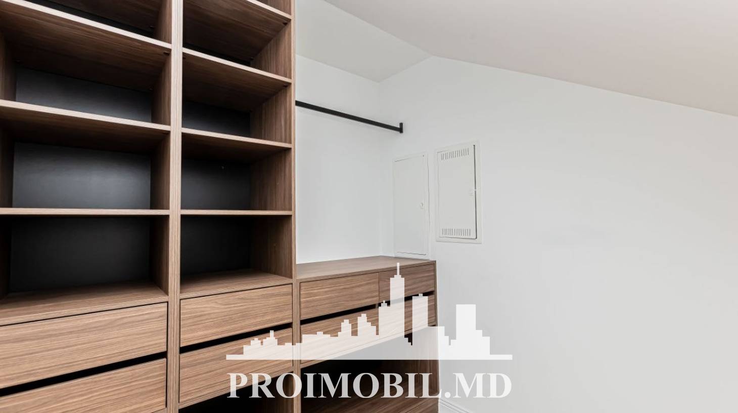 https://images.proimobil.md/FtZIh2NXJQ3DBxDRx6QMl7-LlPsmZn8dbFaiNUsSMh4/watermark:0.75:so:0:30:0.39/resize:fill:1460:816:1/gravity:ce/bG9jYWw6Ly8vZXN0YXRlL2xyLzAwYWIxOWNmLTJmYTItNDkxNS05YzU4LWE4MzcyNGQ1M2EzMC5qcGVn