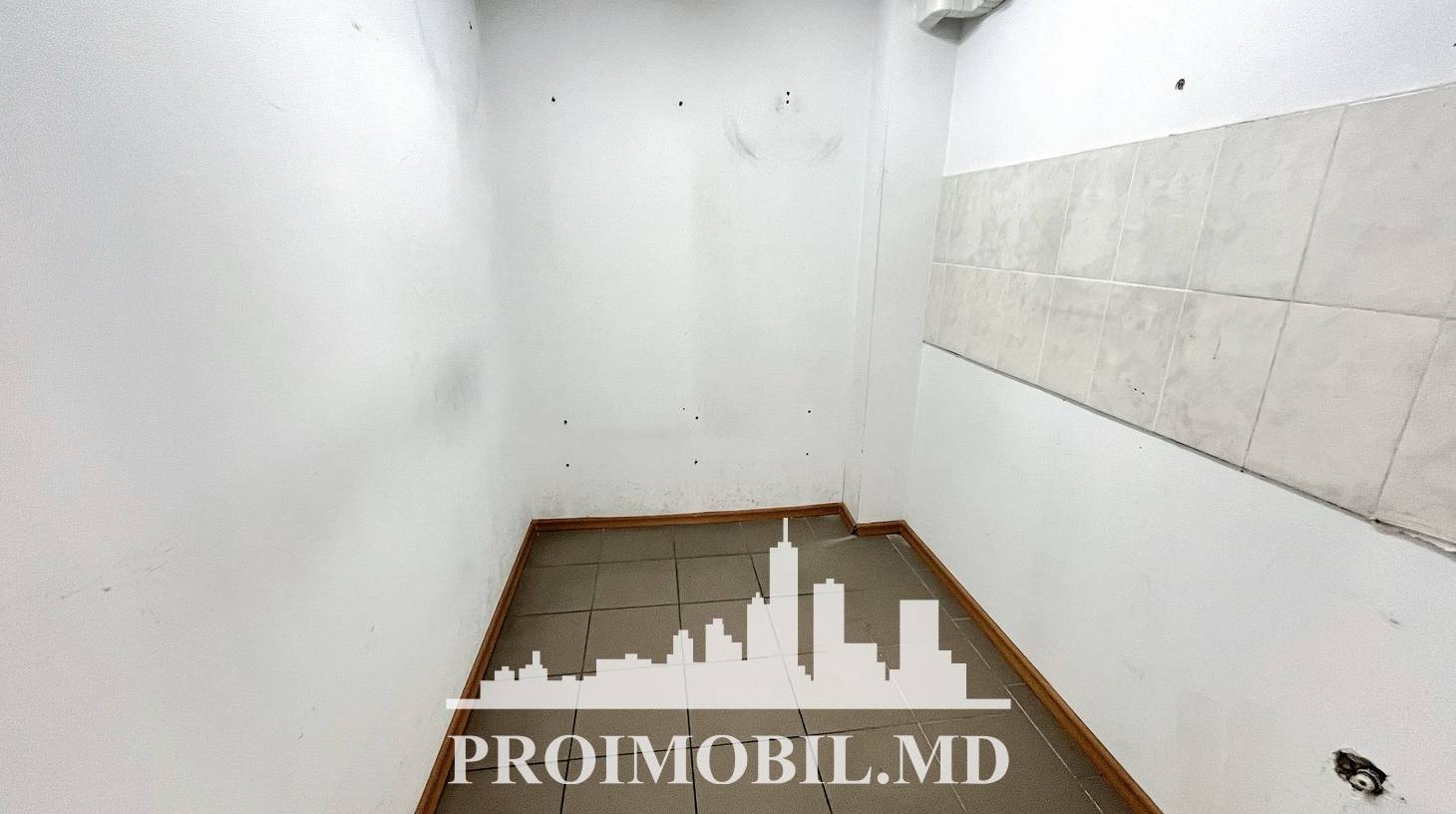 https://images.proimobil.md/Fwp1Co14e3v4KEqwlqfjLZvP46cTVAZqYnmGPIMxuD0/watermark:0.75:so:0:30:0.39/resize:fill:1460:816:1/gravity:ce/bG9jYWw6Ly8vZXN0YXRlL2xyLzcyNDFjM2ViLWZjOTEtNDIzOC04MzVmLWIyN2M4MWY0MWQ1Zi5qcGVn