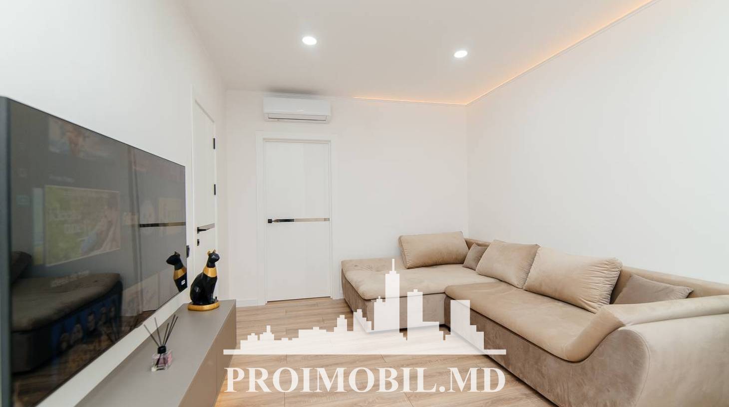 https://images.proimobil.md/GFGyQl0toEKJ3BL5JPRfsGtkpwZisX7YW8r5cXUyqzM/watermark:0.75:so:0:30:0.39/resize:fill:1460:816:1/gravity:ce/bG9jYWw6Ly8vZXN0YXRlL2xyL2RhN2IzNGVlLTAwMTgtNDVlNy1iZmZmLTNlNWZiMzlmOGRmYi5qcGVn