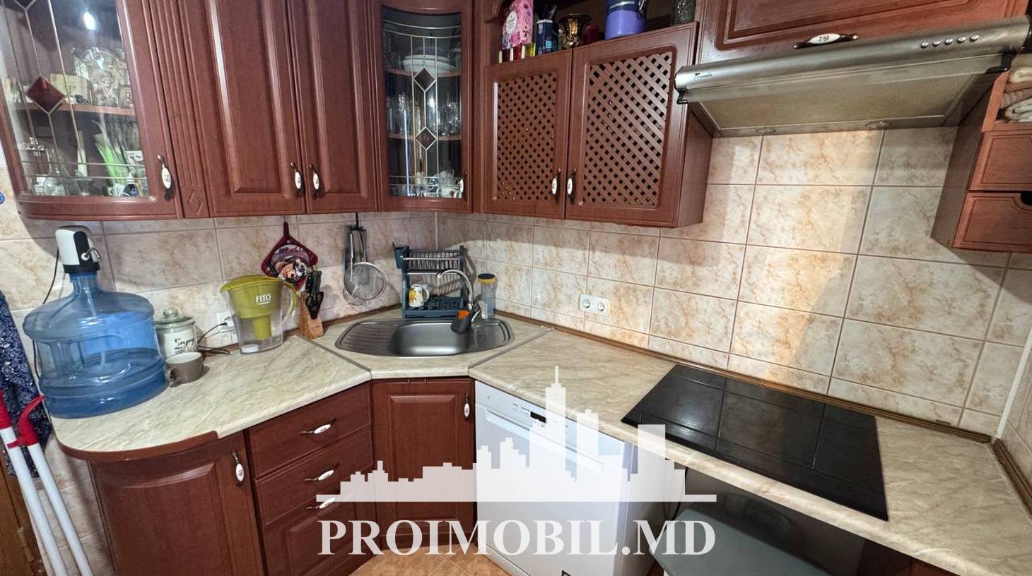 https://images.proimobil.md/Gl69Ho_3XYOJt2NNKRziIqvd3aLestqzpSwnxx-rozg/watermark:0.75:so:0:30:0.39/resize:fill:1460:816:1/gravity:ce/bG9jYWw6Ly8vZXN0YXRlL2xyL2E0MjFmYTZmLTE1ZTctNDliZC1iOThhLTQxODc0ZGRhN2FjMS5qcGVn