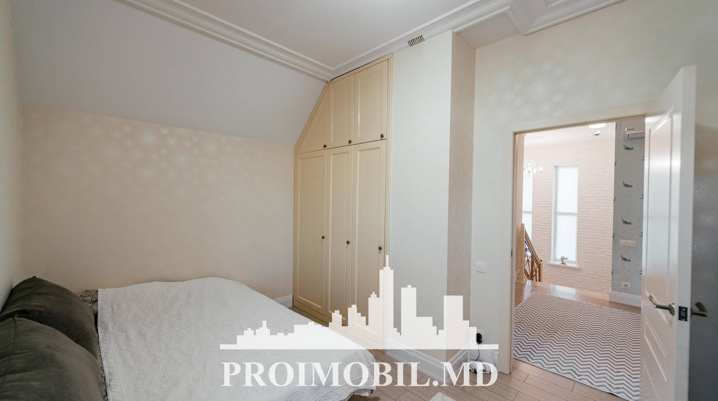https://images.proimobil.md/Gn41mPHT1V7m2hkiChbxaXOQsyqyzkAFfNv1PgE98u4/watermark:0.75:so:0:30:0.39/resize:fill:1460:816:1/gravity:ce/bG9jYWw6Ly8vZXN0YXRlL2xyLzQ0ZTVkNGI5LWYwYTAtNDZmZi1iODdlLTM0MTdkNjY2Y2U4MC5qcGVn