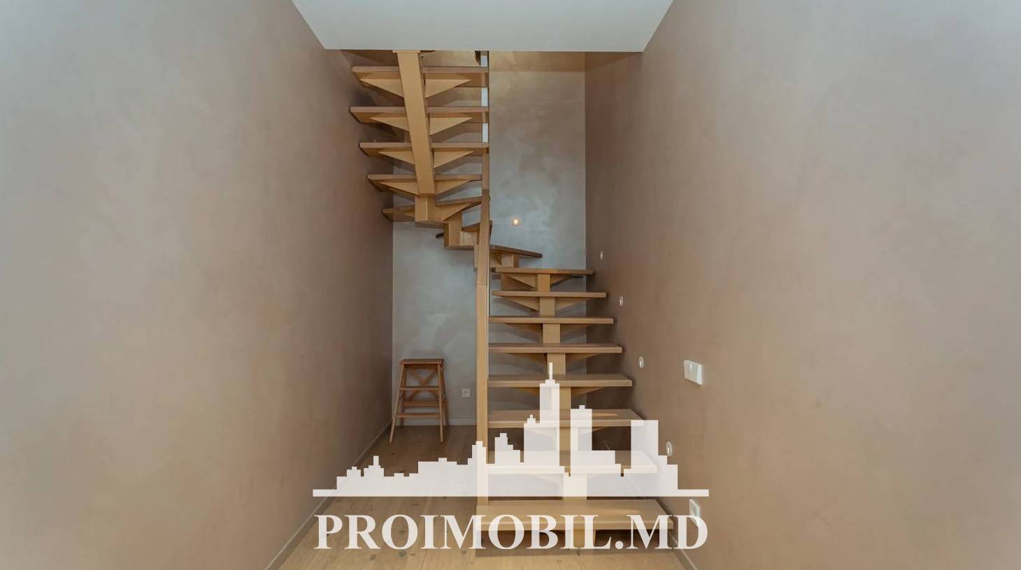 https://images.proimobil.md/Gutk9CHjtRE9lGCFUOF5kuZ5QZKTqW6VOA_U3XnUZlE/watermark:0.75:so:0:30:0.39/resize:fill:1460:816:1/gravity:ce/bG9jYWw6Ly8vZXN0YXRlL2xyLzBkZGQ0ZDhkLWVkZGYtNGRjNC05YTBkLWVkZmY4MTk0MWM2Mi5qcGVn