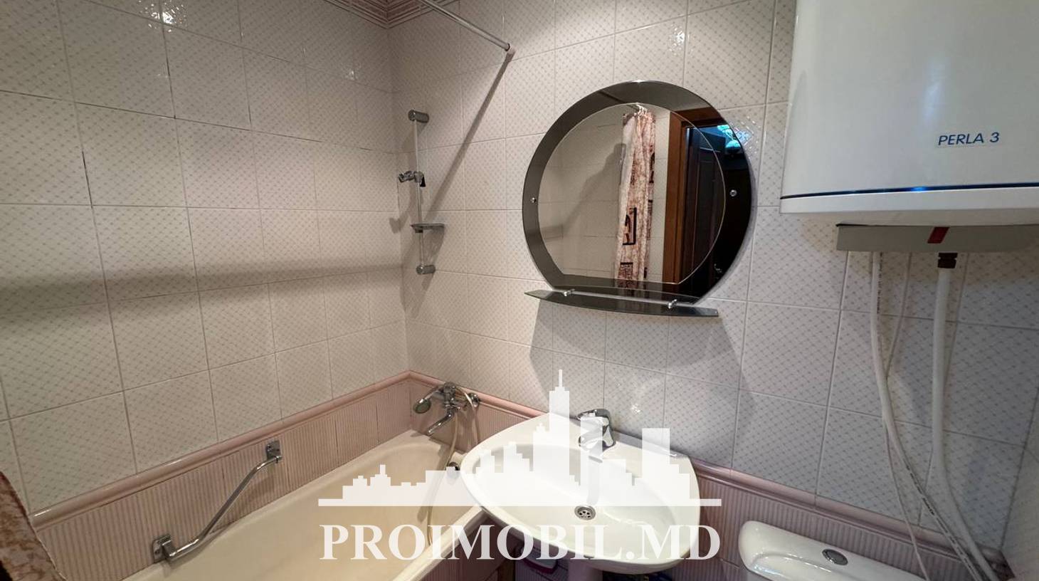 https://images.proimobil.md/HB1YBEfK1h72XjasgSAABirzDSg9I47Rd7bLy1kSI2o/watermark:0.75:so:0:30:0.39/resize:fill:1460:816:1/gravity:ce/bG9jYWw6Ly8vZXN0YXRlL2xyLzc4MzM4YmM2LWQ3YjUtNDM3ZS1iMzhmLThjMzUyMTU3YjVmOC5qcGVn