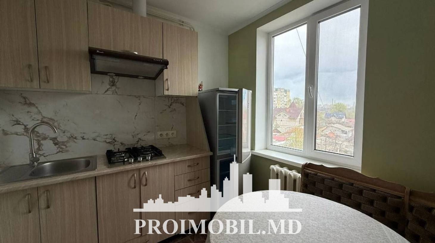 https://images.proimobil.md/HF9CdpBErZ0-qIyqIqyGzBGW-k5eDQ6MBoON3vjADAo/watermark:0.75:so:0:30:0.39/resize:fill:1460:816:1/gravity:ce/bG9jYWw6Ly8vZXN0YXRlL2xyLzAzMmQyMWUwLTVjNTAtNGVkYy04OGUxLTQwMDExZDVjNWVkOC5qcGVn