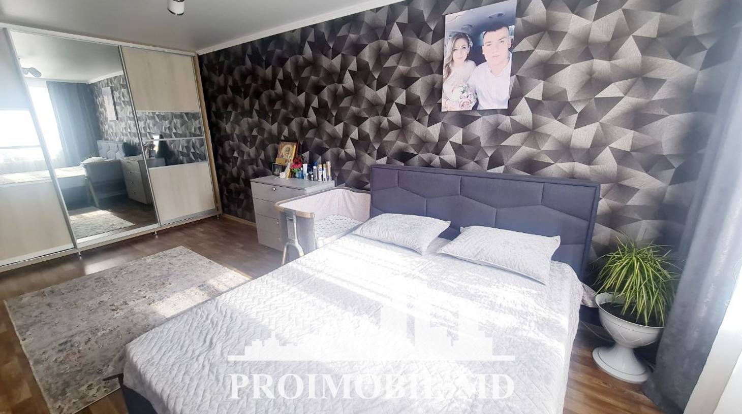 https://images.proimobil.md/HGWirueG8kSKMxa7e0T-nYqIH3VRQz_IFqZGcOuohLw/watermark:0.75:so:0:30:0.39/resize:fill:1460:816:1/gravity:ce/bG9jYWw6Ly8vZXN0YXRlL2xyLzVjNjRiNjBkLTc3ZjgtNDEwZS1iZDFkLWQ3ZWQzZTVlYTZkMy5qcGVn