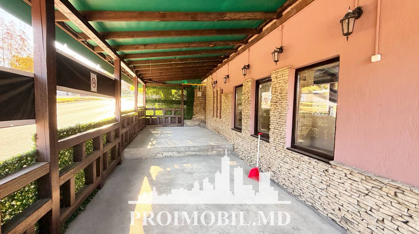 https://images.proimobil.md/HcWVZf57dGZxut7x50WU6qXjghP7lQXeo3JKzBex4D4/watermark:0.75:so:0:30:0.39/resize:fill:1460:816:1/gravity:ce/bG9jYWw6Ly8vZXN0YXRlL2xyL2FhNTUzMDg0LTdjY2MtNDk3NC1hNDY1LTQwMTVlMTM3NmNmNi5qcGVn