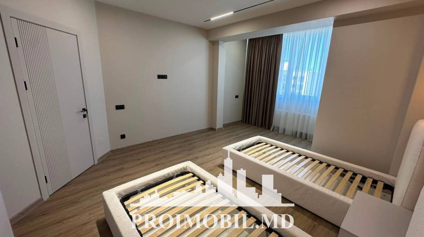 https://images.proimobil.md/HilwALX02Cq4LwY6TTT6hMNT88fy0ov8pcd2PZsJRUs/watermark:0.75:so:0:30:0.39/resize:fill:1460:816:1/gravity:ce/bG9jYWw6Ly8vZXN0YXRlL2xyL2MzNWQ3YTc1LTVhZWEtNDEzNi1iZjY2LWE0NjAwNmM2MzUzYy5qcGVn