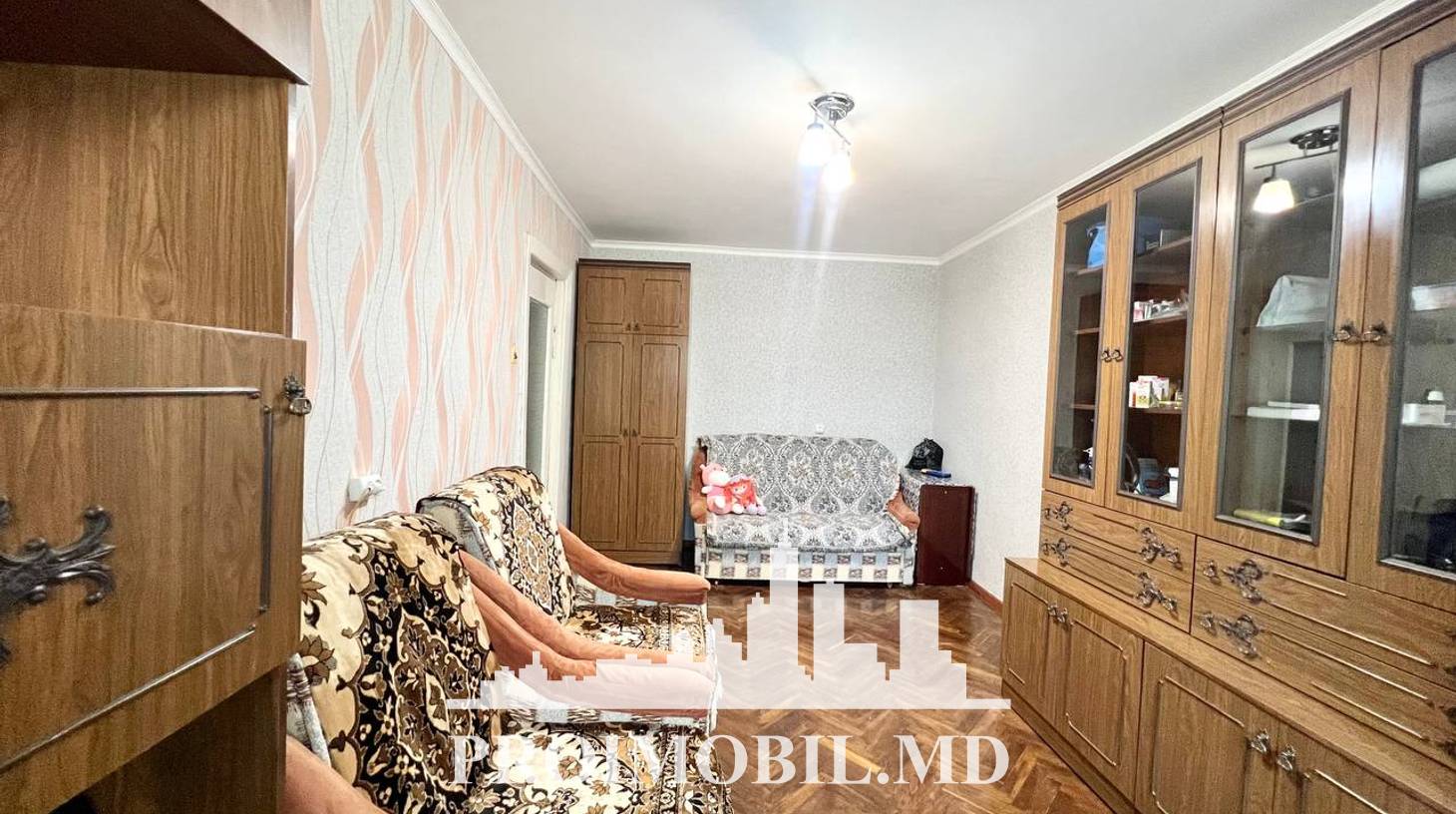 https://images.proimobil.md/HrW8D0gR_xqgaXotqGGZGVDpnzNH51-jO1c-YZMGN64/watermark:0.75:so:0:30:0.39/resize:fill:1460:816:1/gravity:ce/bG9jYWw6Ly8vZXN0YXRlL2xyLzA1YTg2M2VmLWIwNzQtNGJjMC05YTI3LWM1OTZmMGQxZjU2OC5qcGVn