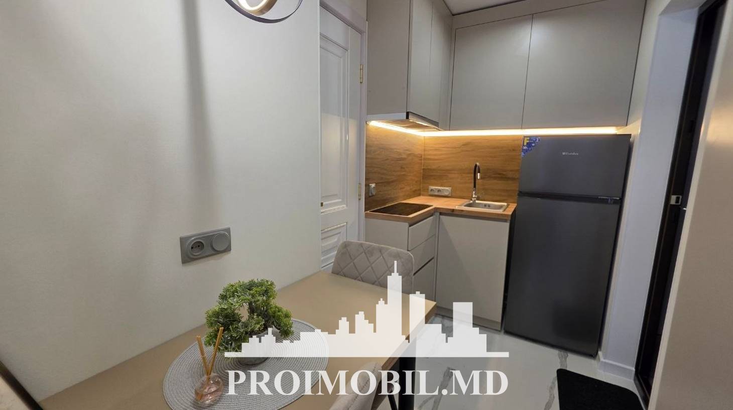 https://images.proimobil.md/HvQNUvbZqsEV2sUhVE88NTr9RA3kdN1xiHEUwf4xM4c/watermark:0.75:so:0:30:0.39/resize:fill:1460:816:1/gravity:ce/bG9jYWw6Ly8vZXN0YXRlL2xyL2ViZGYxMWZlLTYwOWMtNDM5Ni04MjQ1LTEzYzA1ZDU1MGY1NC5qcGVn