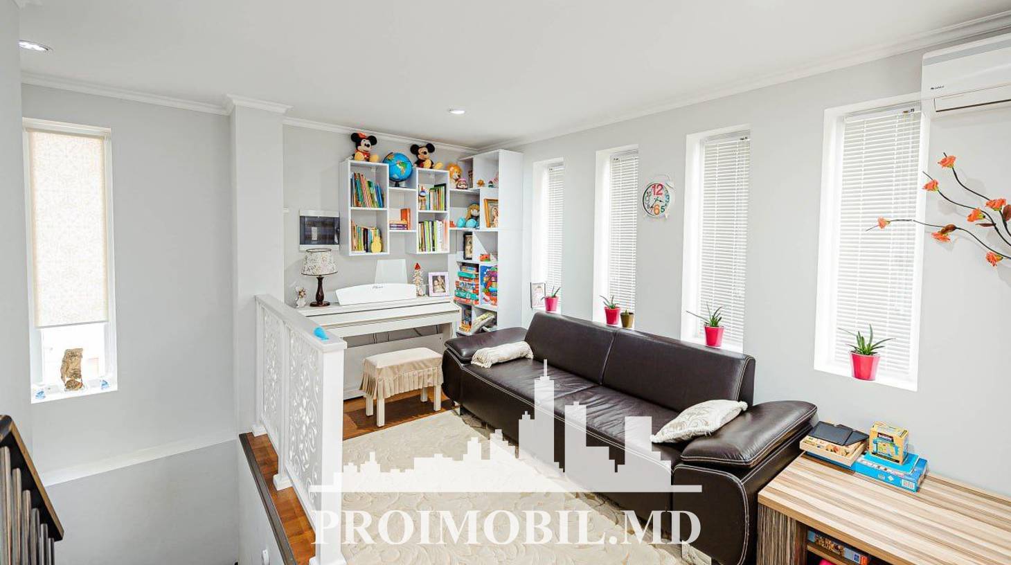 https://images.proimobil.md/I5CwemQCJVEf13CoZbZOGTZCHPMEWD3j7xGr5a0zaKE/watermark:0.75:so:0:30:0.39/resize:fill:1460:816:1/gravity:ce/bG9jYWw6Ly8vZXN0YXRlL2xyLzRhMzMzMDgwLWU2MWUtNDE4ZS1hMGRkLTMwY2ExNDg3YmFiOS5qcGVn