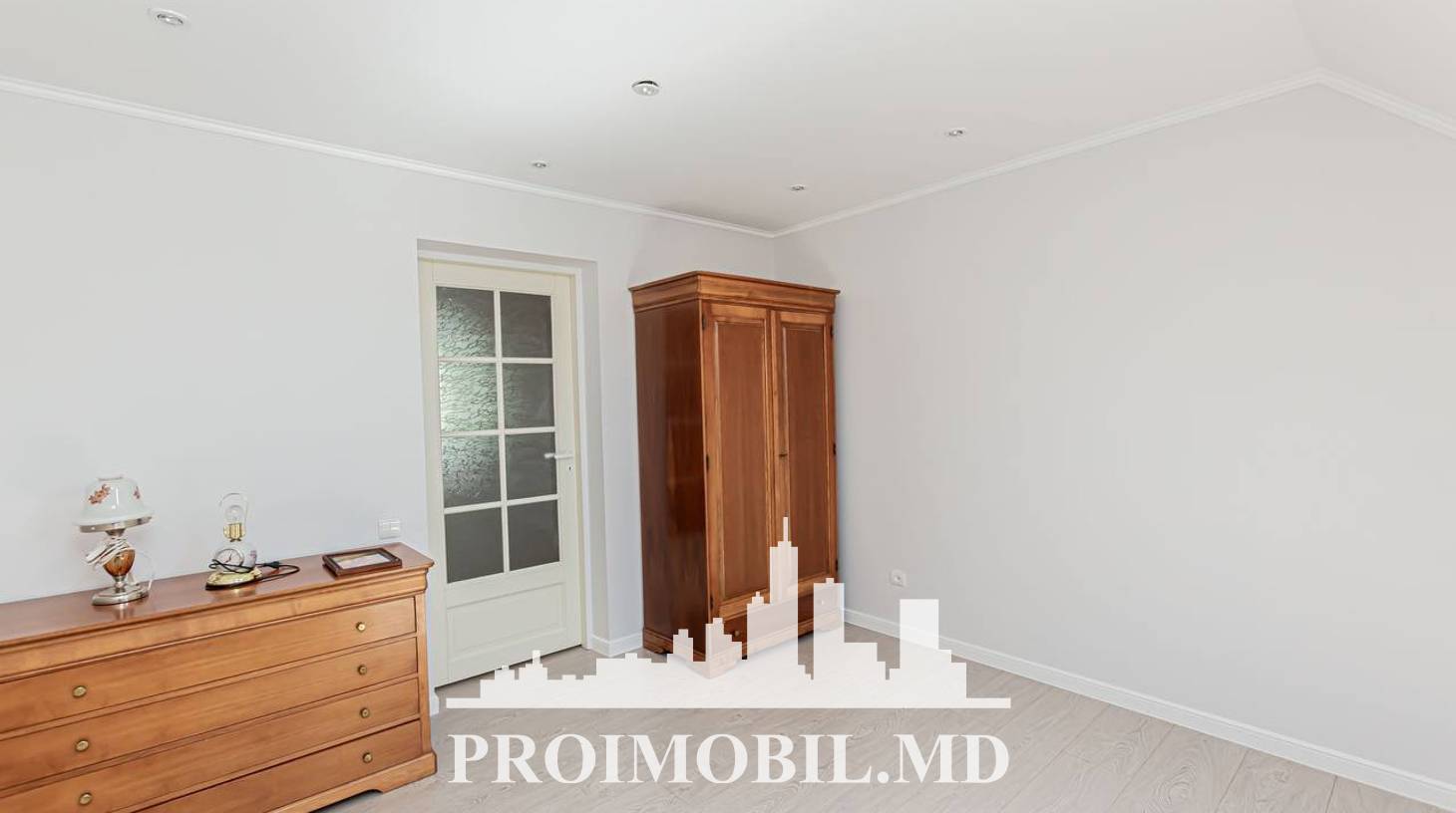 https://images.proimobil.md/IBIYNHj_shnc3Ko2h8eouZAMwUBFgmeO73sbp7I6m6o/watermark:0.75:so:0:30:0.39/resize:fill:1460:816:1/gravity:ce/bG9jYWw6Ly8vZXN0YXRlL2xyLzk3NTQwODY0LTFkYTAtNDY3NS1hYzRjLWE4MWJjYzc1NmQyYi5qcGVn