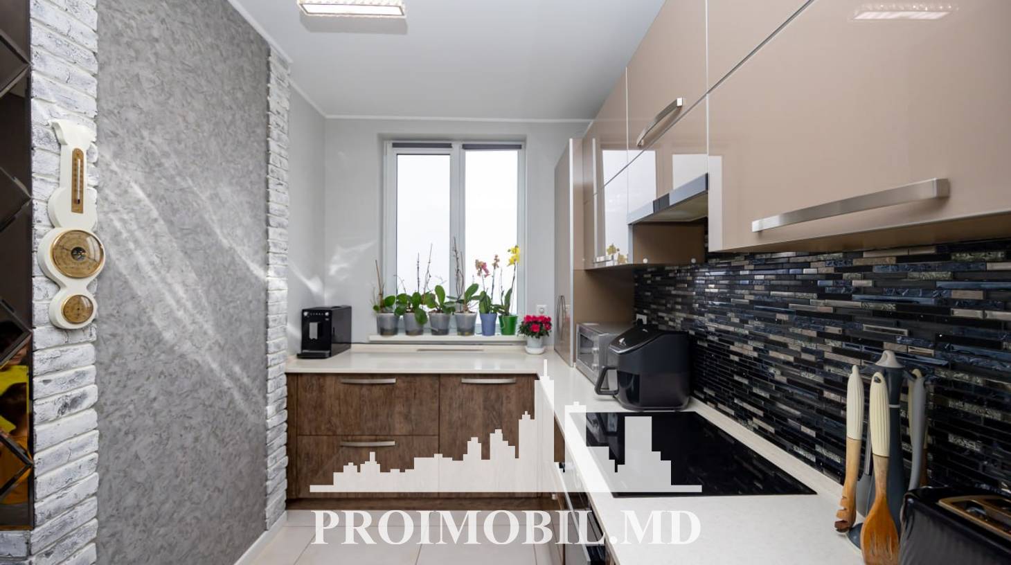 https://images.proimobil.md/ID7n4DofFuD3Zy_PVy8rDlSFwwl2LXlzck9aNx-nPEM/watermark:0.75:so:0:30:0.39/resize:fill:1460:816:1/gravity:ce/bG9jYWw6Ly8vZXN0YXRlL2xyLzQxYTU1NjQxLThiMzQtNDg1My1iMmVhLTA3NWEwM2Y5OTBjNy5qcGVn