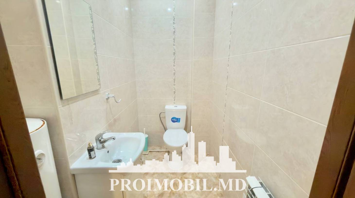https://images.proimobil.md/IkKG7PESM4R-tMRyRygWGWBfy-6fE8vgpb8mxSMRinI/watermark:0.75:so:0:30:0.39/resize:fill:1460:816:1/gravity:ce/bG9jYWw6Ly8vZXN0YXRlL2xyLzI0NTNlODAzLWVhMjQtNGE4Ny04NWVlLWFlMjg0NGRjNWI4MC5qcGVn