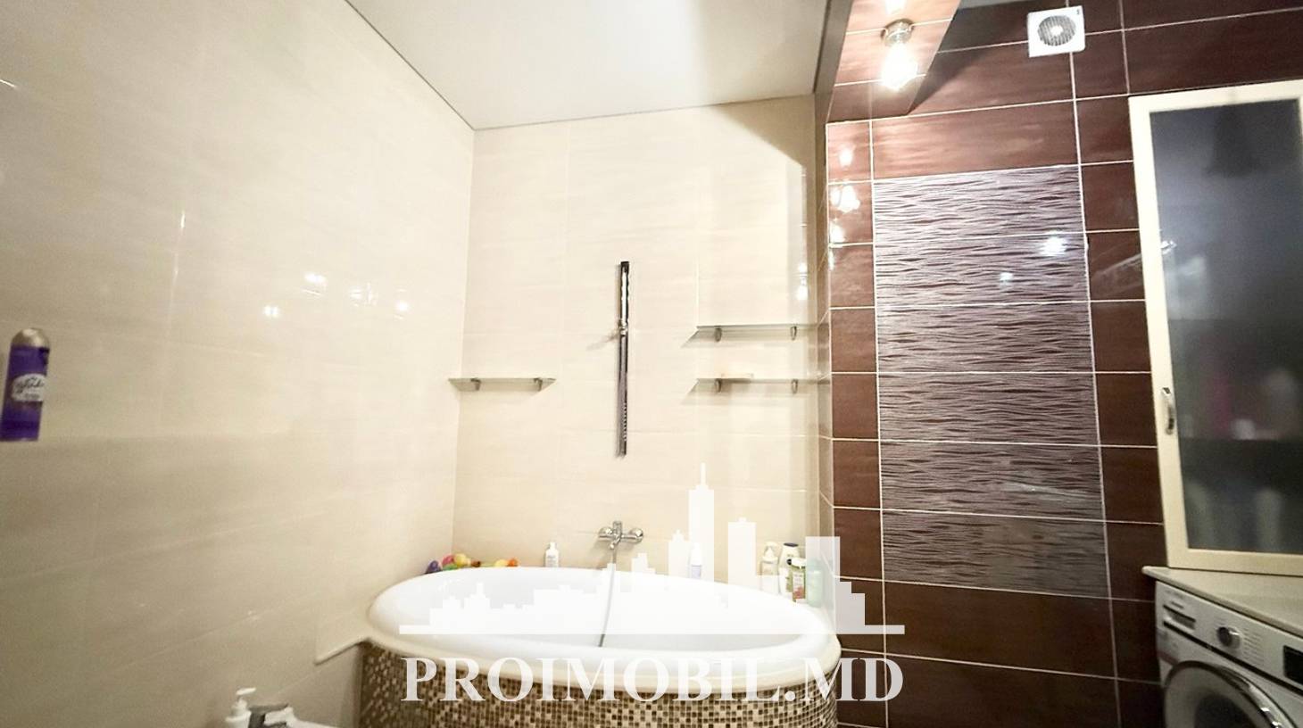 https://images.proimobil.md/J-mGxCT7Qs7ylk4UioPeoFWZ7Ae415Har0mliXiTRik/watermark:0.75:so:0:30:0.39/resize:fill:1460:816:1/gravity:ce/bG9jYWw6Ly8vZXN0YXRlL2xyL2MzZDQ2ZTFmLTY4YTgtNGRjMi04NjA4LWIwN2M2OTJkZDI0ZC5qcGVn