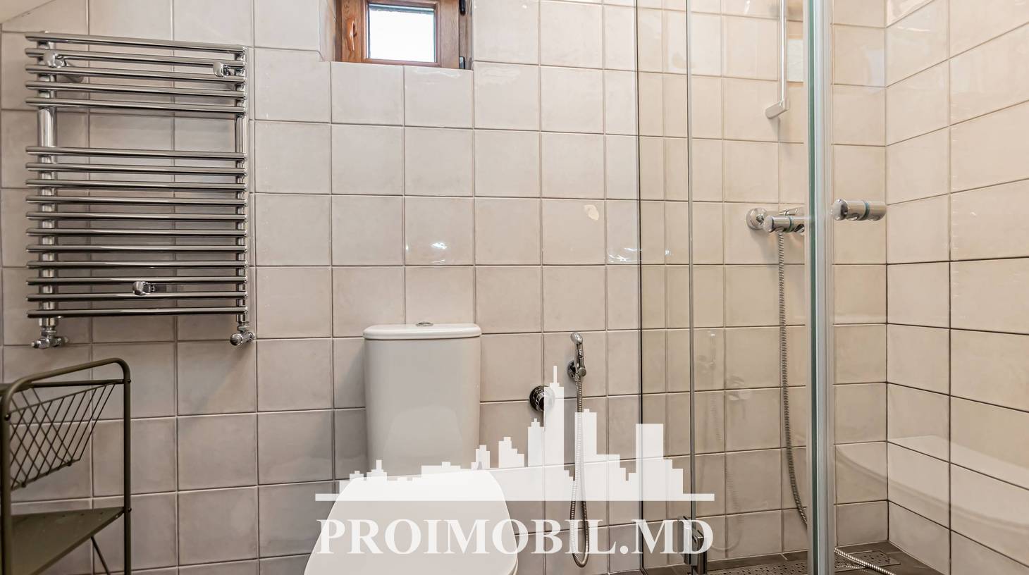 https://images.proimobil.md/JER_LRB83QppS1RE769lbujYSW-2CVO179PWyawCv-M/watermark:0.75:so:0:30:0.39/resize:fill:1460:816:1/gravity:ce/bG9jYWw6Ly8vZXN0YXRlL2xyLzFiZmE5Yjg0LTQ3MTAtNDhjMC1iMjY5LTY0ZjBmMDdjMjg1Ni5qcGVn
