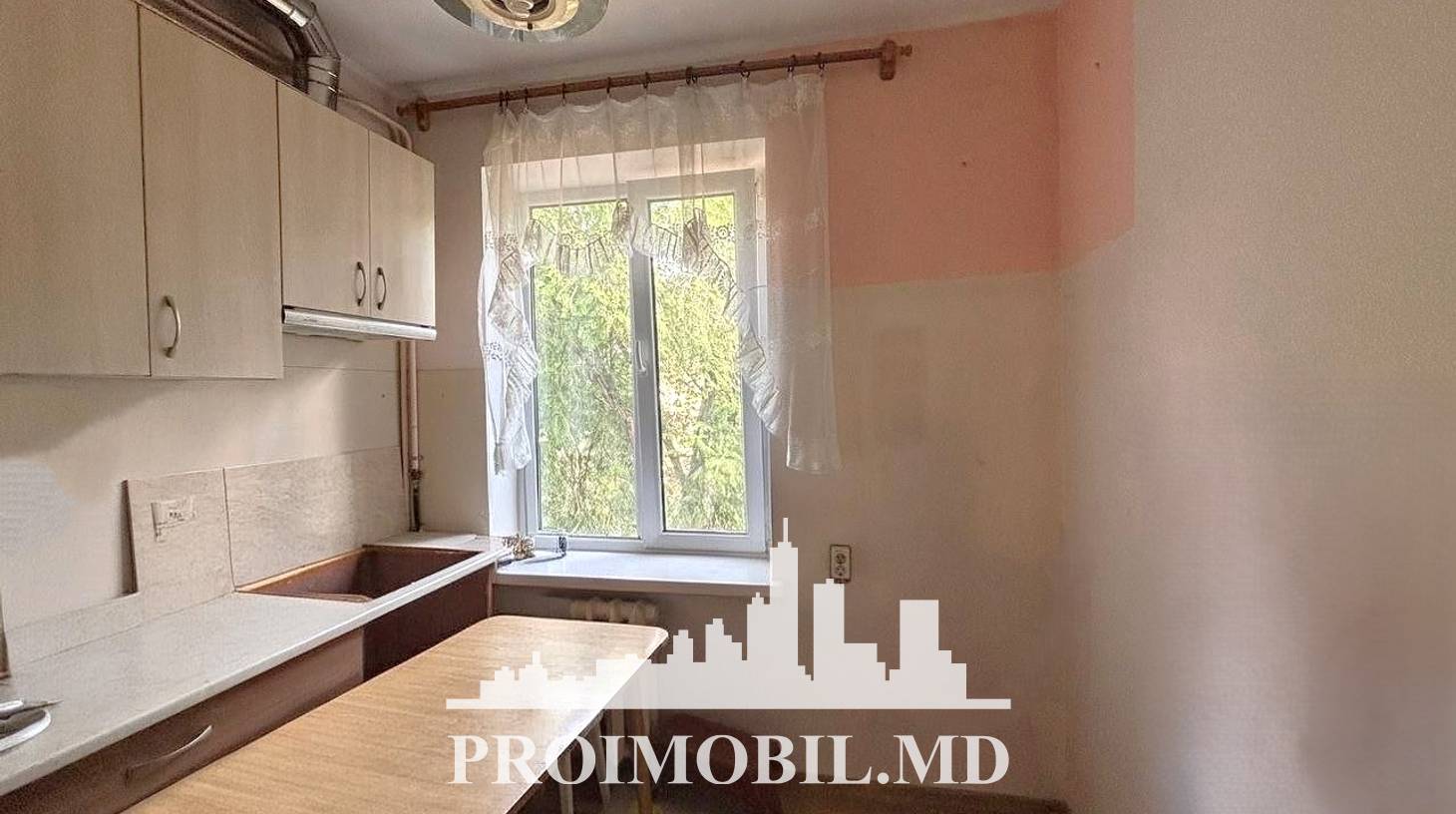 https://images.proimobil.md/JOBTQbe8mFKrQxqNBD39XtG13Fk1WSmGXGYvK7KUFWo/watermark:0.75:so:0:30:0.39/resize:fill:1460:816:1/gravity:ce/bG9jYWw6Ly8vZXN0YXRlL2xyL2U5ZWMzZGUyLWYyZjUtNGRjOC1iMTkzLTBjNDEwMmExOTg5OC5qcGVn