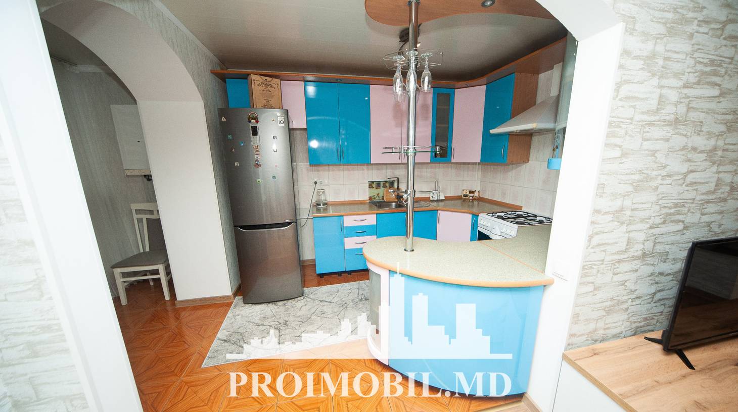 https://images.proimobil.md/J_LdP1DfVD38w_Weo1Ld6f3Gp1m0FHAEg5GC-5NnR_s/watermark:0.75:so:0:30:0.39/resize:fill:1460:816:1/gravity:ce/bG9jYWw6Ly8vZXN0YXRlL2xyL2ZlYjIyYWNlLWU0NjgtNGMyYS1iMDEyLTliYjIxYmJjNmRiZC5qcGVn