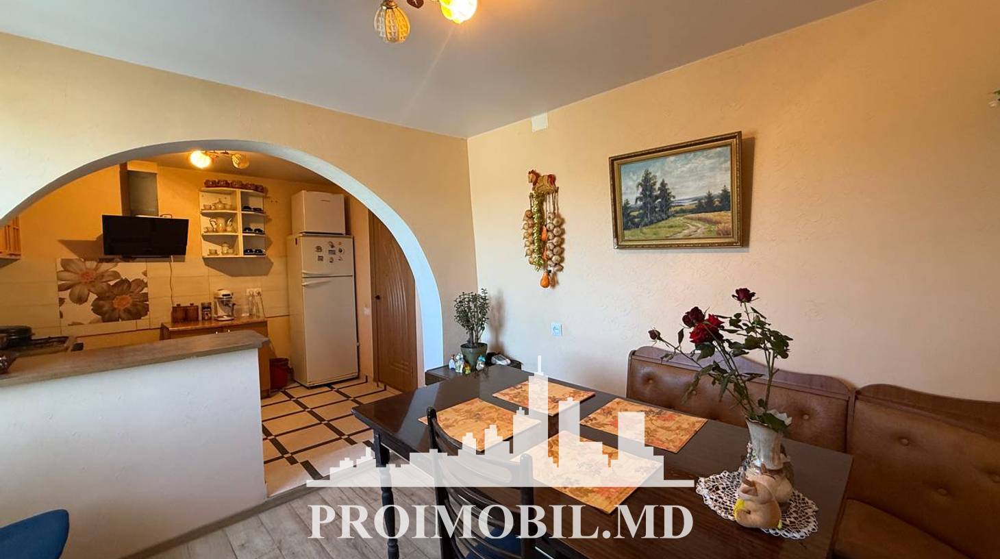 https://images.proimobil.md/JfHMVcAXPur5tVtuAQmJ2r2f34gG_wqIOiIjPdhcu50/watermark:0.75:so:0:30:0.39/resize:fill:1460:816:1/gravity:ce/bG9jYWw6Ly8vZXN0YXRlL2xyL2I3MjYwMzQ3LWJjZjctNDIyOC04YThjLWVhNWNjZTQxY2Q4NS5qcGVn