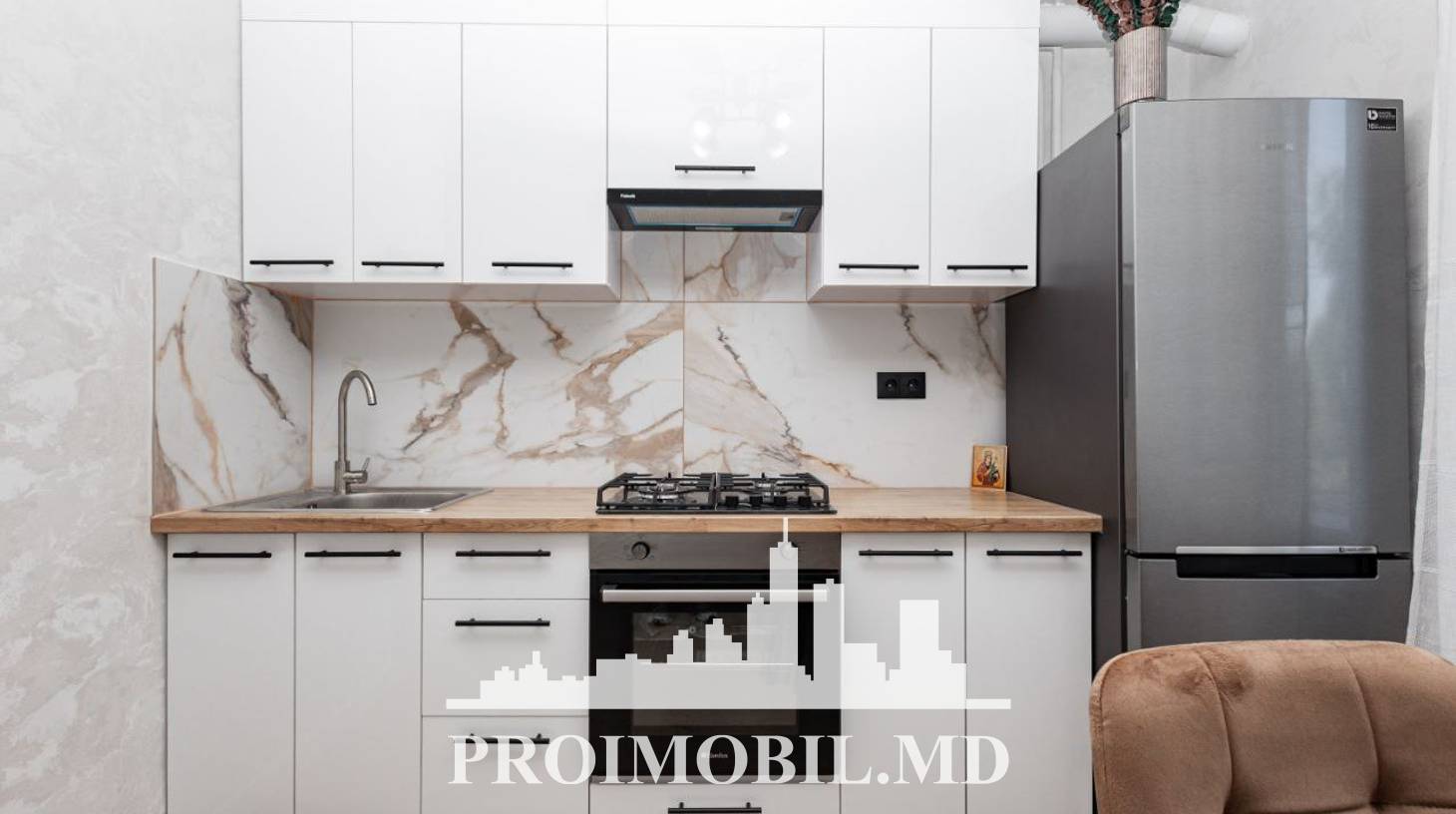 https://images.proimobil.md/JtiEjOKUt2ade7Tuzg0h4RNlP5qpGifL74tsPEQdVV8/watermark:0.75:so:0:30:0.39/resize:fill:1460:816:1/gravity:ce/bG9jYWw6Ly8vZXN0YXRlL2xyLzUyYzYzNDllLTBjZWItNDFiMS04MjkzLWI5ZmU5NDNkM2M0MS5qcGVn