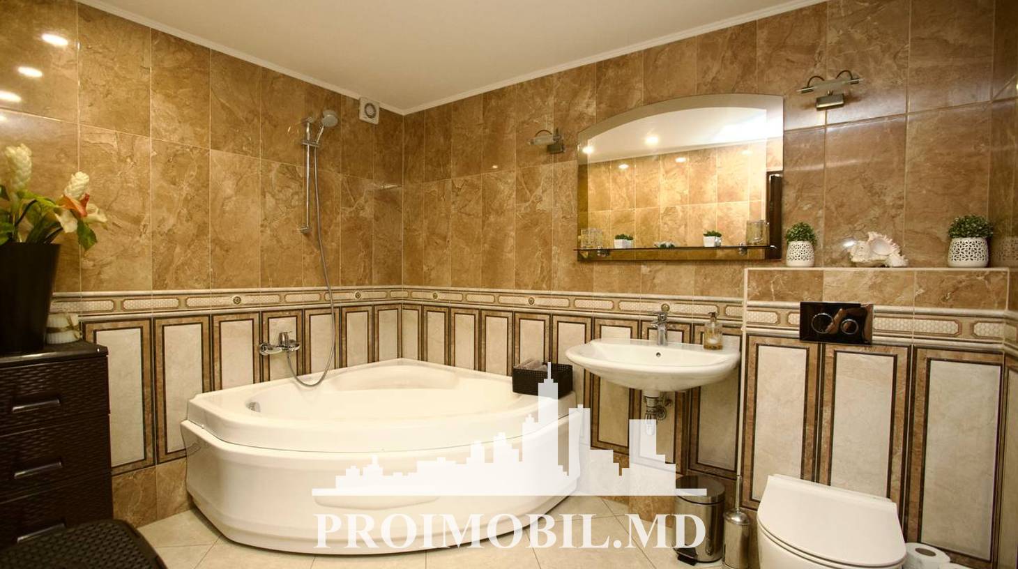 https://images.proimobil.md/JySGp4Xn_NGmV2e8drgBM-RUr6lLAW7osxsJ3cZRX5A/watermark:0.75:so:0:30:0.39/resize:fill:1460:816:1/gravity:ce/bG9jYWw6Ly8vZXN0YXRlL2xyLzk3YmE3MDY3LWIwZWQtNDA2Yi04YTBiLWRhYzUyOTkwN2RlZS5qcGVn