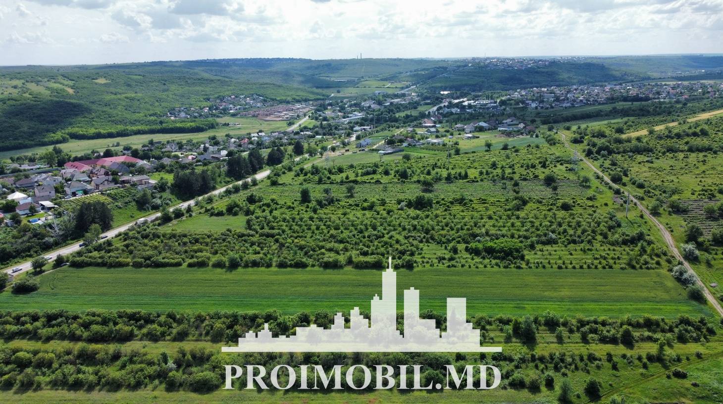 https://images.proimobil.md/KAAzQNKei6bqKBSZTwOm36gakv0-DaF0OmFl5PkN8WY/watermark:0.75:so:0:30:0.39/resize:fill:1460:816:1/gravity:ce/bG9jYWw6Ly8vZXN0YXRlL2xyL2EwNWE3NjgxLTAyYzktNDI2NC05NWY2LTMzMDk1NTY4OTk5Zi5qcGVn