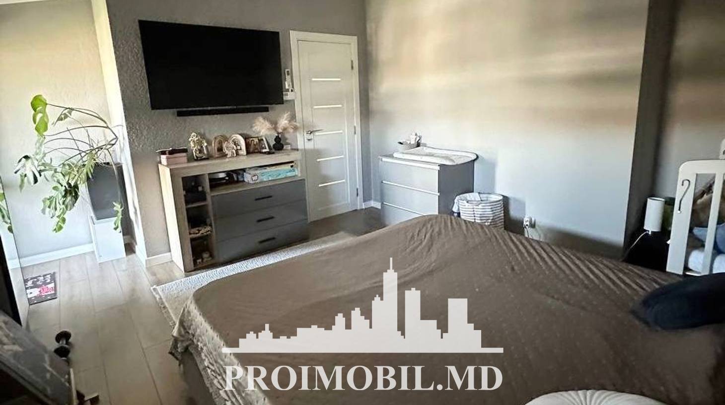https://images.proimobil.md/KBucFMZ6_itAd0zBvFQvBQL9lHitrpp2H6hXFSdOICY/watermark:0.75:so:0:30:0.39/resize:fill:1460:816:1/gravity:ce/bG9jYWw6Ly8vZXN0YXRlL2xyLzViYzNhYzM0LTdjMzEtNGM2MS04MzgwLWIxYjNlZDU3M2ZiMy5qcGVn